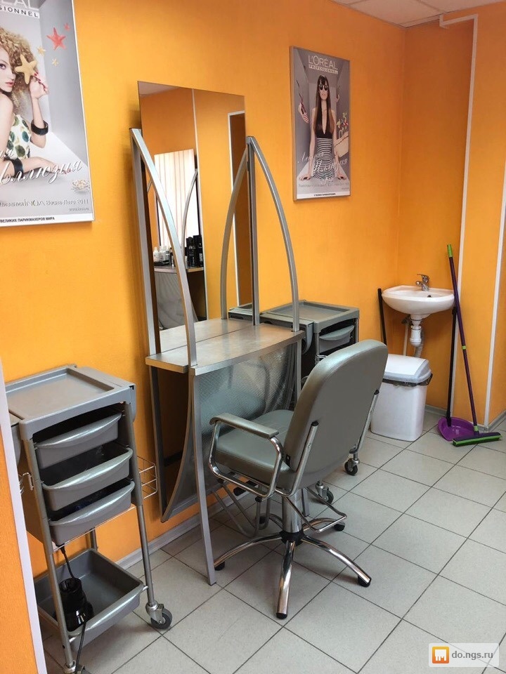 Снять парикмахерское кресло. Место парикмахера. Рабочее место парикмахера. Рабочее место парикмахера кресло. Сдается парикмахерское место.