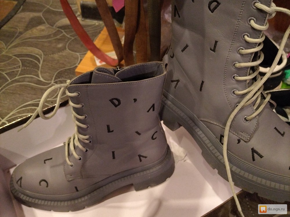 ноги в ботинках. зимняя обувь фото на улице. подвороты на джинсах зимой. девушка зима город обувь. модели обуви на зиму.