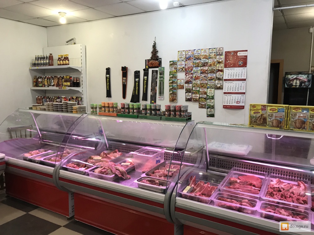 Витрина мясного магазина. Оборудование для мясной лавки. Витрина с мясом. Сопутствующие товары для мясного магазина.