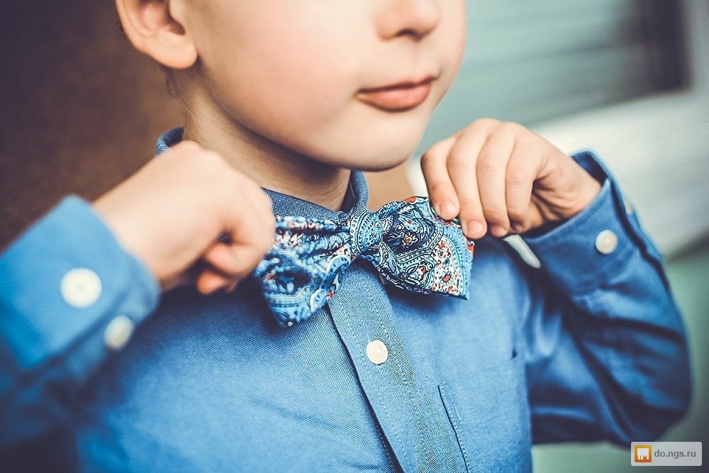 Мальчик с галстуком бабочкой