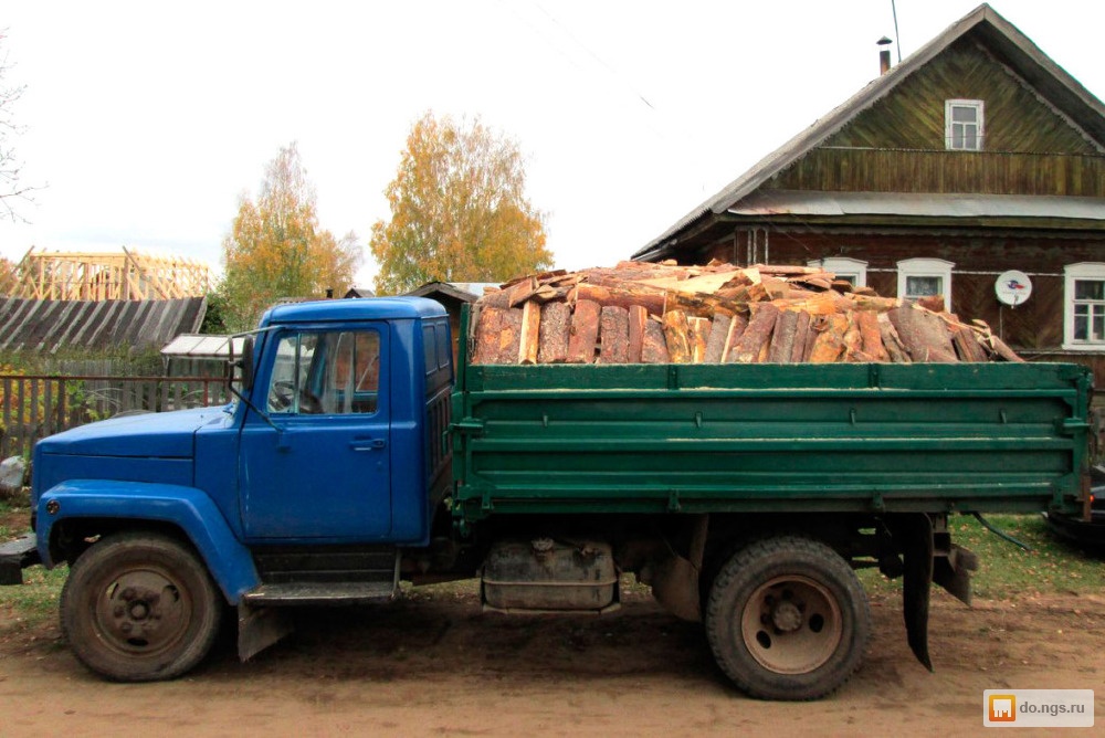 Фото газон с дровами