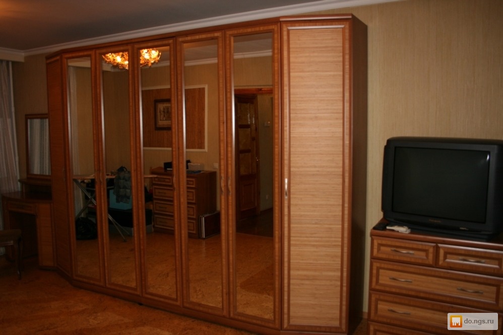 Продам шкаф фабрики "лазурит", орех-карбон, бамбук, зеркало .